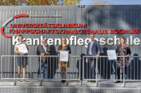 Tatjana Padberg (Leiterin Weiterbildungsstätte UK Knappschaftskrankenhaus Bochum), Thomas Kissinger (Pflegedirektor UK Knappschaftskrankenhaus Bochum), Linda Jannett (Leiterin Pflegeschule UK Knappschaftskrankenhaus Bochum), Matthias Dieckerhoff (Pflegedirektor Knappschaft Kliniken GmbH) und Melanie Abbing (stellv. Leiterin Pflegeschule UK Knappschaftskrankenhaus Bochum und Leiterin des Pflegeschule-Standorts Kamen)