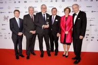 Dr. med. Frank UIrich Montgomery und Preisträger Prof. Dr. Wolff Schmiegel (Direktor der Medizinischen Klinik am UK Knappschaftskrankenhaus Bochum), Prof. Dr. Markus Löffler, Prof. Dr. Peter Propping, Prof. Dr. Elke Holinski-Feder, Dr. Christph Engel bei der Felix Burda Award Gala 2014 in Berlin. Quelle: Felix Burda Stiftung Dr. med. Frank UIrich Montgomery und Preisträger Prof. Dr. Wolff Schmiegel (Direktor der Medizinischen Klinik am UK Knappschaftskrankenhaus Bochum), Prof. Dr. Markus Löffler, Prof. Dr. Peter Propping, Prof. Dr. Elke Holinski-Feder, Dr. Christph Engel bei der Felix Burda Award Gala 2014 in Berlin. Quelle: Felix Burda Stiftung