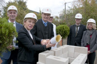 Hans-Peter Jochum (Geschäftsführer UK Knappschaftskrankenhaus Bochum), Elisabeth Lause (Leiterin des Dezernats VI.5 Planen und Bauen Knappschaft-Bahn-See), Dr. Georg Greve (1. Direktor der Deutschen Rentenversicherung Knappschaft-Bahn-See), Prof. Dr. Wolff Schmiegel (Direktor der Medizinischen Klinik UK Knappschaftskrankenhaus Bochum), Christian Weicken (Architekt) und Andrea Busche (Bezirksbürgermeisterin) bestücken die Kapsel mit symbolträchtigen Utensilien wie einer Urkunde und dem Bauplan, die dann feierlich im Grundstein versenkt wird. Hans-Peter Jochum (Geschäftsführer UK Knappschaftskrankenhaus Bochum), Elisabeth Lause (Leiterin des Dezernats VI.5 Planen und Bauen Knappschaft-Bahn-See), Dr. Georg Greve (1. Direktor der Deutschen Rentenversicherung Knappschaft-Bahn-See), Prof. Dr. Wolff Schmiegel (Direktor der Medizinischen Klinik UK Knappschaftskrankenhaus Bochum), Christian Weicken (Architekt) und Andrea Busche (Bezirksbürgermeisterin) bestücken die Kapsel mit symbolträchtigen Utensilien wie einer Urkunde und dem Bauplan, die dann feierlich im Grundstein versenkt wird.
