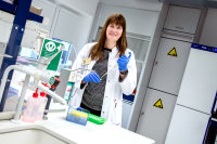 Professorin Dr. Stephanie Joachim im Forschungslabor 