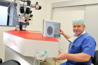 Prof. Dr. Burkhard Dick, Direktor der Augenklinik am Universitätsklinikum Knappschaftskrankenhaus Bochum, am Femtosekundenlaser Prof. Dr. Burkhard Dick, Direktor der Augenklinik am Universitätsklinikum Knappschaftskrankenhaus Bochum, am Femtosekundenlaser