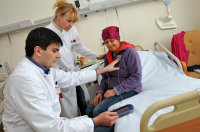 Neurochirurg Dr. Yaroslav Parpaley und Neurologin Priv.- Doz. Dr. Sabine Skodda passen die Einstellungen des Hirnschrittmachers bei der Patientin Dagmar Bürger an. Neurochirurg Dr. Yaroslav Parpaley und Neurologin Priv.- Doz. Dr. Sabine Skodda passen die Einstellungen des Hirnschrittmachers bei der Patientin Dagmar Bürger an.