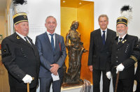 Wolfgang Rosteck (Knappenverein St. Barbara Langendreer-Werne), Hans-Peter Jochum (Geschäftsführer UK Knappschaftskrankenhaus Bochum), Eckhard Hofmann (Leiter Dezernat Planen und Bauen der Knappschaft-Bahn-See) und Wilfried Grützmacher (Knappenverein Glückauf Bochum Werne) nach dem feierlichen Enthüllen der Heiligen Barbara an ihrem neuen Standort. Wolfgang Rosteck (Knappenverein St. Barbara Langendreer-Werne), Hans-Peter Jochum (Geschäftsführer UK Knappschaftskrankenhaus Bochum), Eckhard Hofmann (Leiter Dezernat Planen und Bauen der Knappschaft-Bahn-See) und Wilfried Grützmacher (Knappenverein Glückauf Bochum Werne) nach dem feierlichen Enthüllen der Heiligen Barbara an ihrem neuen Standort.