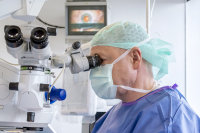 Professor Dr. Burkhard Dick am Operationsmikroskop 