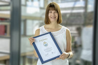 Priv.-Doz. Dr. Stephanie Joachim hält das Diplom für ihre erfolgreiche Absolvierung des European Leadership Programms in Händen