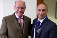 UKISCRS-Präsident David O’Brart (rechts) gratuliert Prof. Dr. Burkhard Dick zur „Choyce Medal“. 