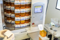 Bei der „Unit-Dose-Versorgung“ übernimmt das Bereitstellen der verordneten Medikamente nicht mehr das Pflegepersonal, sondern ein Dispensierungsautomat, der die „Oralia“ patientenindividuell zusammenstellt, verpackt und etikettiert Bei der