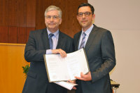 Priv.-Doz. Dr. Peter Schenker (re.) mit Prof. Dr. Richard Viebahn, Direktor der Chirurgischen Klinik am Universitätsklinikum Knappschaftskrankenhaus Bochum, nach dem Überreichen der Urkunde. Priv.-Doz. Dr. Peter Schenker (re.) mit Prof. Dr. Richard Viebahn, Direktor der Chirurgischen Klinik am Universitätsklinikum Knappschaftskrankenhaus Bochum, nach dem Überreichen der Urkunde.